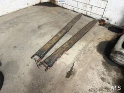 Toyota 02-8FDF25 with hydraulic side shift and fork widen