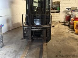 Toyota 02-8FDF25 with hydraulic side shift and fork widen