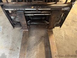Toyota 02-8FDF25 with hydraulic side shift and fork widen