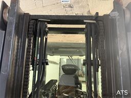 Toyota 02-8FDF25 with hydraulic side shift and fork widen