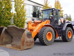Hitachi ZW220 articulated loader / 2 buckets