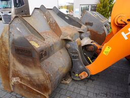 Hitachi ZW220 articulated loader / 2 buckets