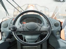 Hitachi ZW220 articulated loader / 2 buckets