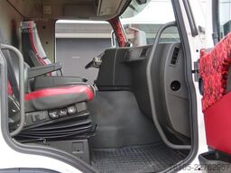Volvo FM 330 Bakwagen + DHollandia 1500 kg