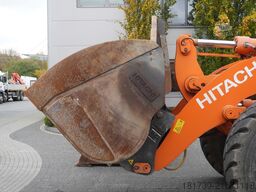 Hitachi ZW220 articulated loader / 2 buckets