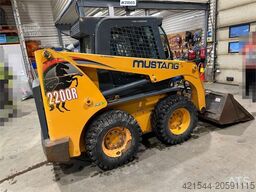 Mustang 220R compact loader w/leveling bucket and pallet f