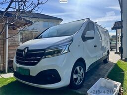 Renault Trafic Van with 2 sets of tires