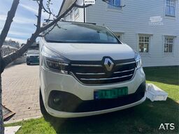 Renault Trafic Van with 2 sets of tires