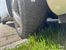 Renault Trafic Van with 2 sets of tires