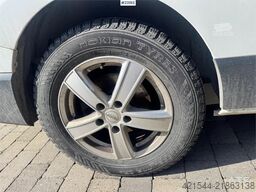 Renault Trafic Van with 2 sets of tires