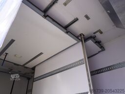 Renault D12 / Lamberet refrigerated truck / lift