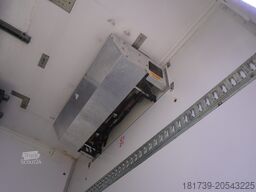 Renault D12 / Lamberet refrigerated truck / lift