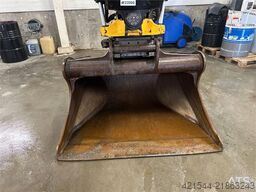 Volvo ECR 235EL w/ rototilt, tooth bucket and sanding bu