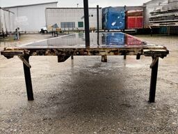 Krone Plattform 7,82m mit Steckrungen mittig