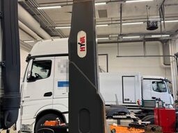 Mercedes-Benz Actros 2553 6x2 Hooklift Truck