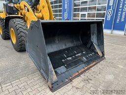 CATERPILLAR 930M Radlader mit Schaufel 2.090 BTH
