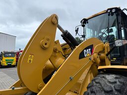 CATERPILLAR 930M Radlader mit Schaufel 2.090 BTH