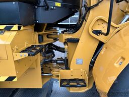 CATERPILLAR 930M Radlader mit Schaufel 2.090 BTH