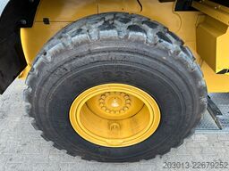CATERPILLAR 930M Radlader mit Schaufel 2.090 BTH