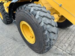 CATERPILLAR 930M Radlader mit Schaufel 2.090 BTH