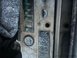 Hyundai Robex 210LC- 3H excavator. Replaced tracks 100 hou
