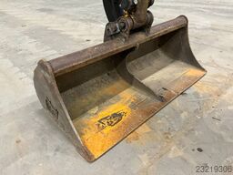 JCB 8018