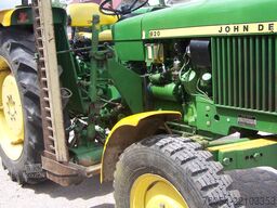 John Deere 920 mit Mähbalken