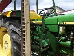 John Deere 920 mit Mähbalken