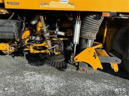 Volvo FM9 4x2 sweeper truck w/ Beam sweeper S7000 superc