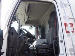 Renault D12 / Lamberet refrigerated truck / lift