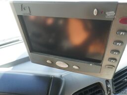 Renault D12 / Lamberet refrigerated truck / lift