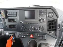 Mercedes-Benz Arocs 2633 flatbed truck / Crane FASSI