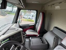 Volvo FM 330 6x2 CLOSED BOX 9m10 - LIFT + STEERING AX...