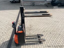 BT Toyota Hochhubwagen Elektro SWE080L Staxio 800kg