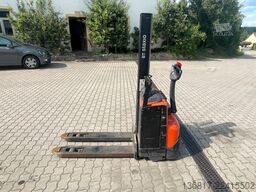 BT Toyota Hochhubwagen Elektro SWE080L Staxio 800kg