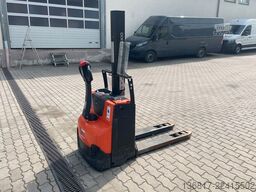 BT Toyota Hochhubwagen Elektro SWE080L Staxio 800kg