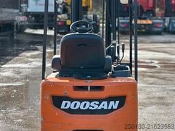 DOOSAN BR16R-7 Elektro Frontstapler mit Ladegerät
