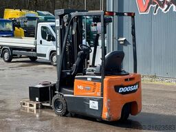 DOOSAN BR16R-7 Elektro Frontstapler mit Ladegerät