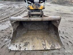 Hitachi ZX225USR crawler excavator w/ tiltrotator and grad