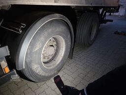 SCHMITZ CARGOBULL City Tiefkühler, 2. Achs drehbar, 3 to Ladebordw