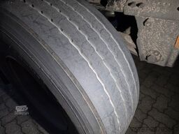 SCHMITZ CARGOBULL City Tiefkühler, 2. Achs drehbar, 3 to Ladebordw