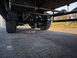 SCHMITZ CARGOBULL City Tiefkühler, 2. Achs drehbar, 3 to Ladebordw