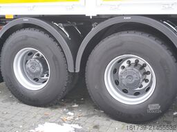 Mercedes-Benz Arocs 2633 flatbed truck / Crane FASSI