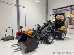 GiANT G2200 Wheel Loader w/ Pallet Forks and 2 Buckets –