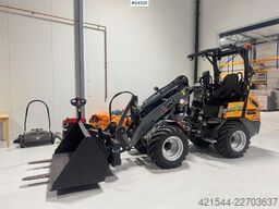 GiANT G2200 Wheel Loader w/ Pallet Forks and 2 Buckets –