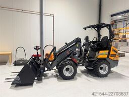 GiANT G2200 Wheel Loader w/ Pallet Forks and 2 Buckets –