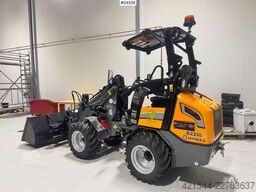 GiANT G2200 Wheel Loader w/ Pallet Forks and 2 Buckets –