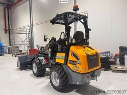 GiANT G2200 Wheel Loader w/ Pallet Forks and 2 Buckets –