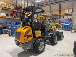 GiANT G2200 Wheel Loader w/ Pallet Forks and 2 Buckets –