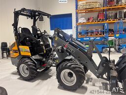 GiANT G2200 Wheel Loader w/ Pallet Forks and 2 Buckets –